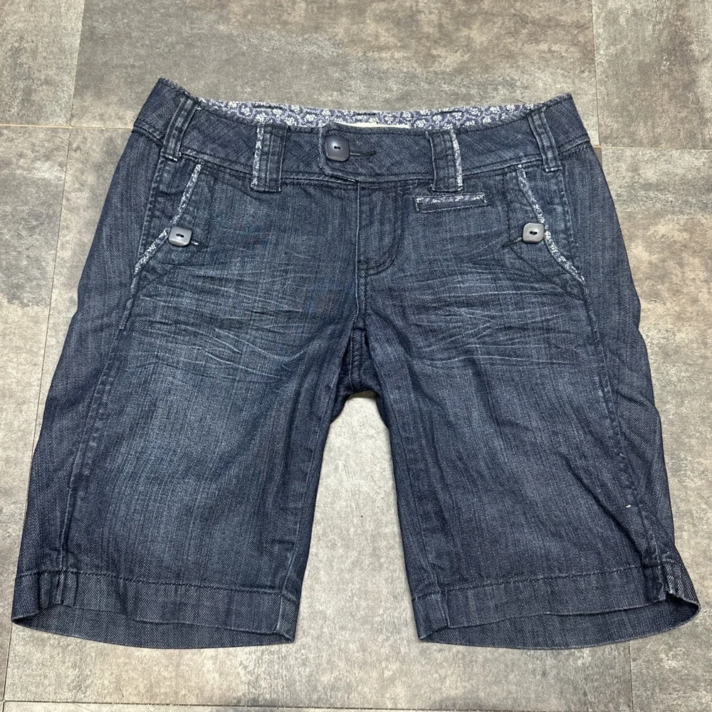 Women's Size 3 Bermuda Shorts Dark Wash Blue Denim Button Accent 28in Waist